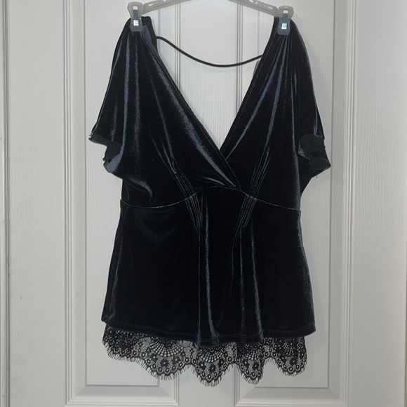Willow & Clay velvet and lace black v-neck blouse size medium NWT - Picture 1 of 14